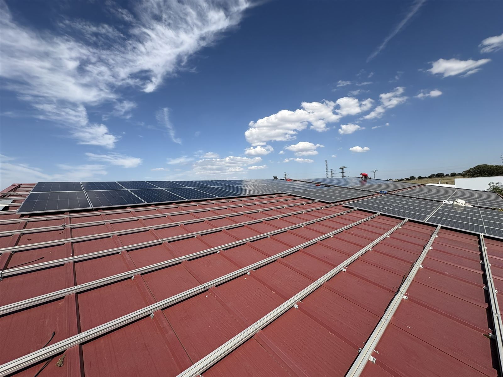 Instalación de placas solares en cubierta industrial