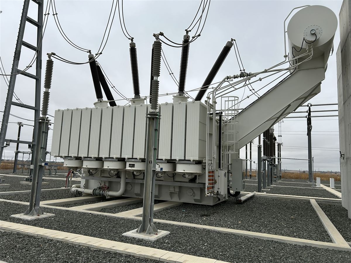 Subestación eléctrica con transformador de alta tensión
