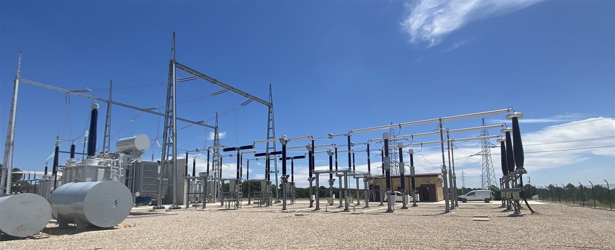 Vista general de una subestación eléctrica en operación